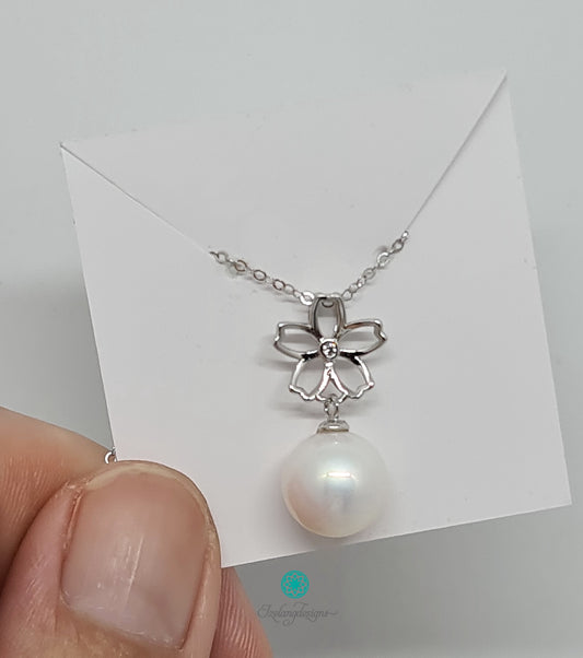 9-9.5mm Round White Akoya Pearl with Flower Motif Pendant and 925 Sterling Silver Chain-NE346